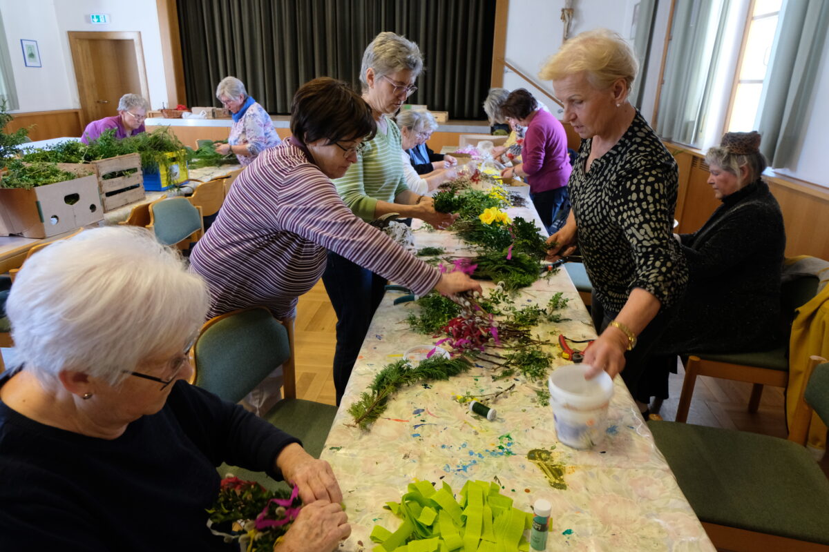 Katholischer Frauenbund bindet über 250 Palmbuschen für guten Zweck