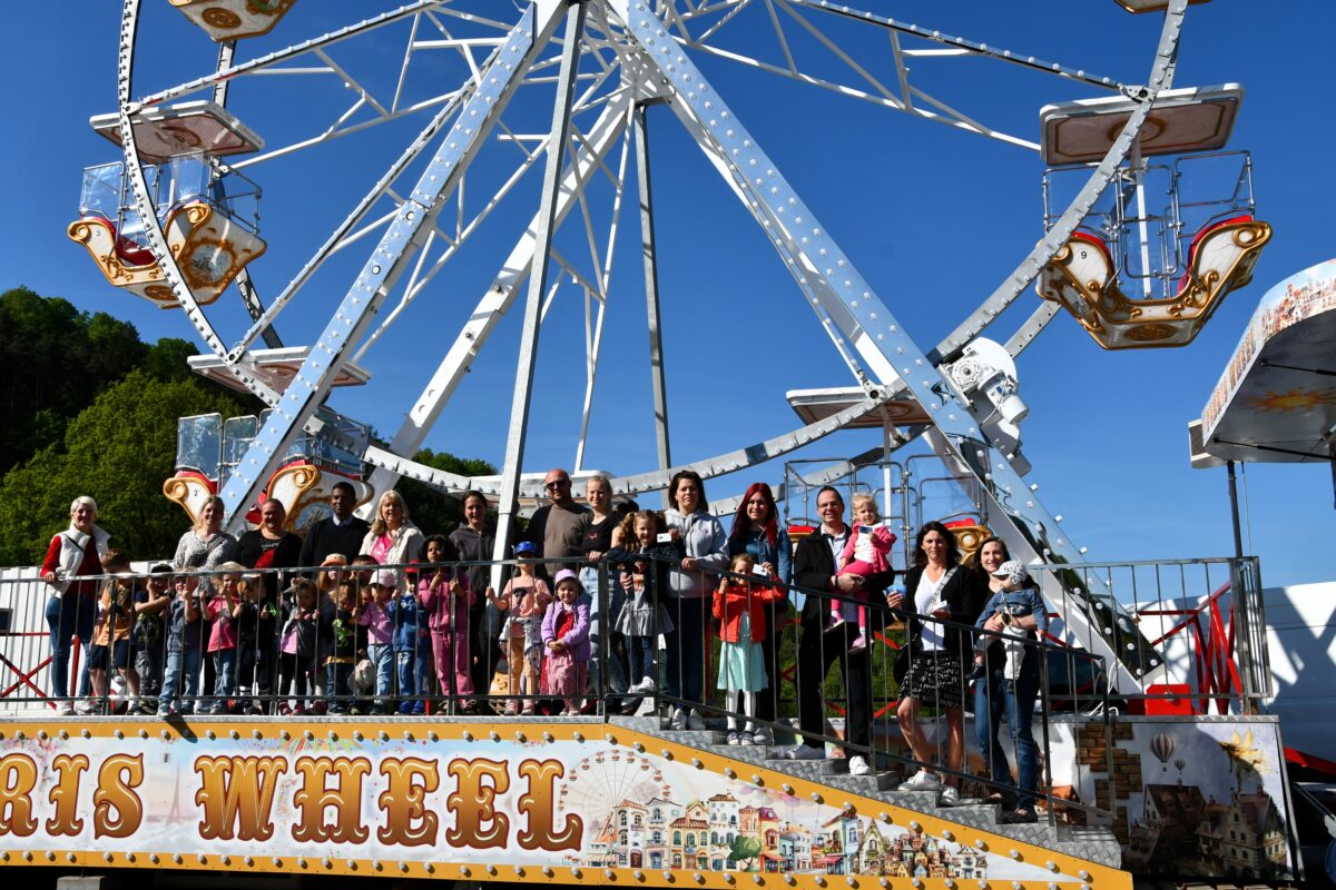 Freude pur: Schausteller beschenken Burglengenfelder Kita-Kinder
