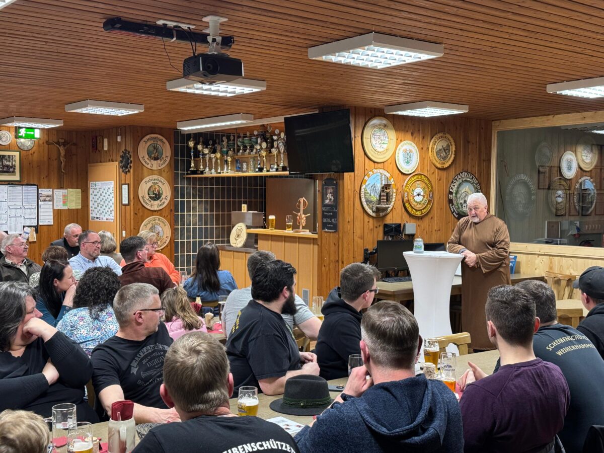 Starkbierabend in Weiherhammer: "Bruder Veritas" hält Fastenpredigt