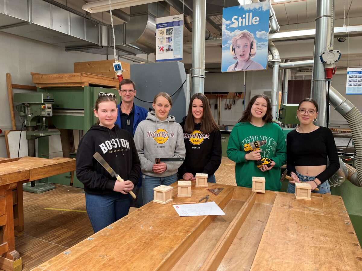 Girls' Day in Weiden begeistert acht Schülerinnen