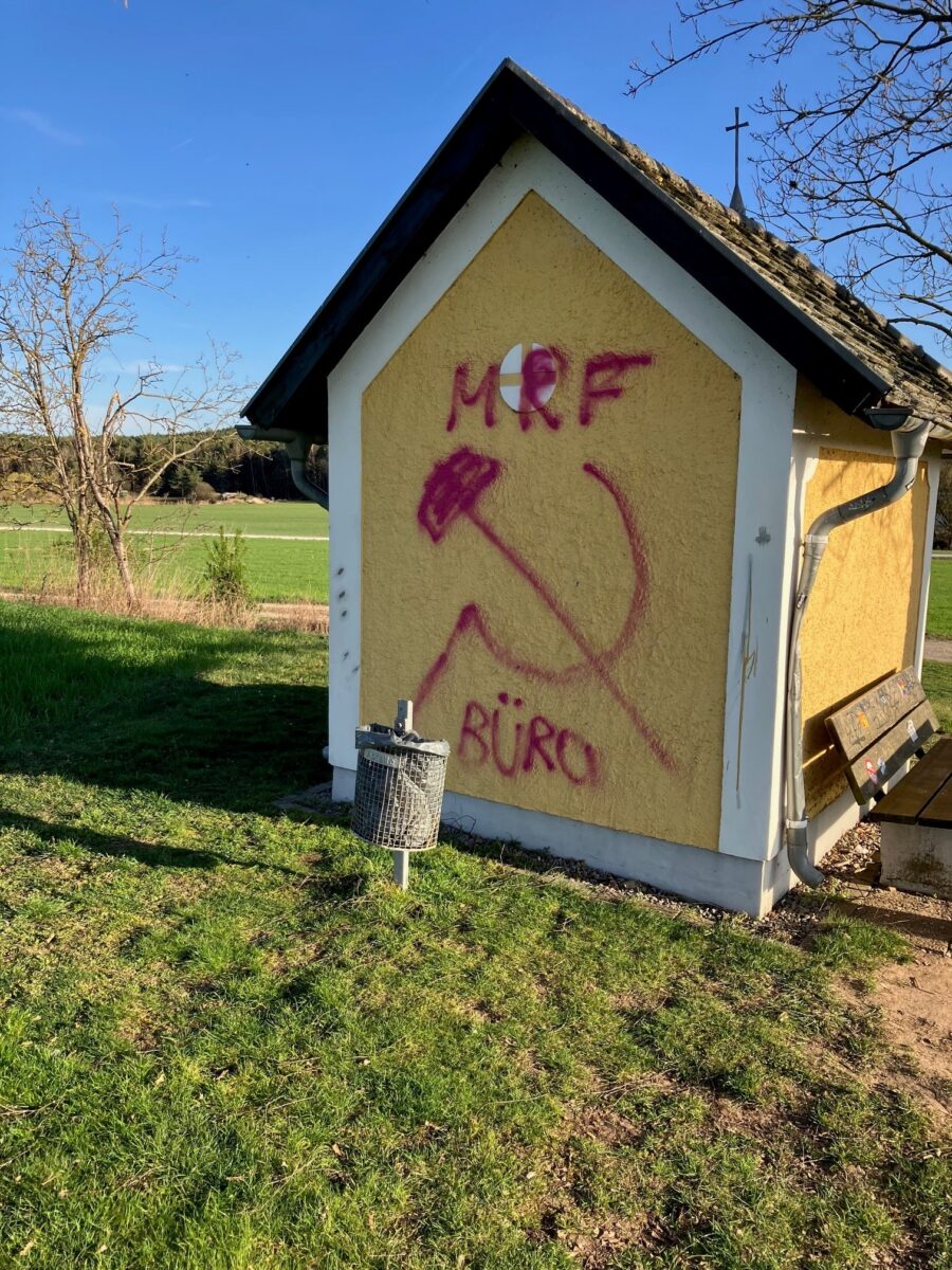 Graffiti-Schaden an Schwandorfer Kapelle: Polizei sucht Zeugen