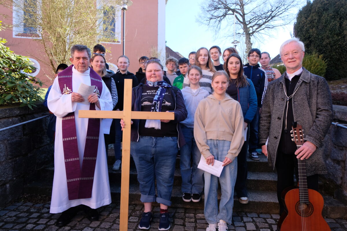 Jugendkreuzweg in Floß vereint Konfessionen