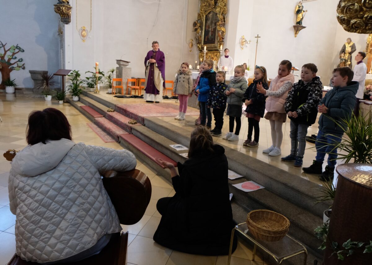 Kinder bereichern Fastensonntag in Floß