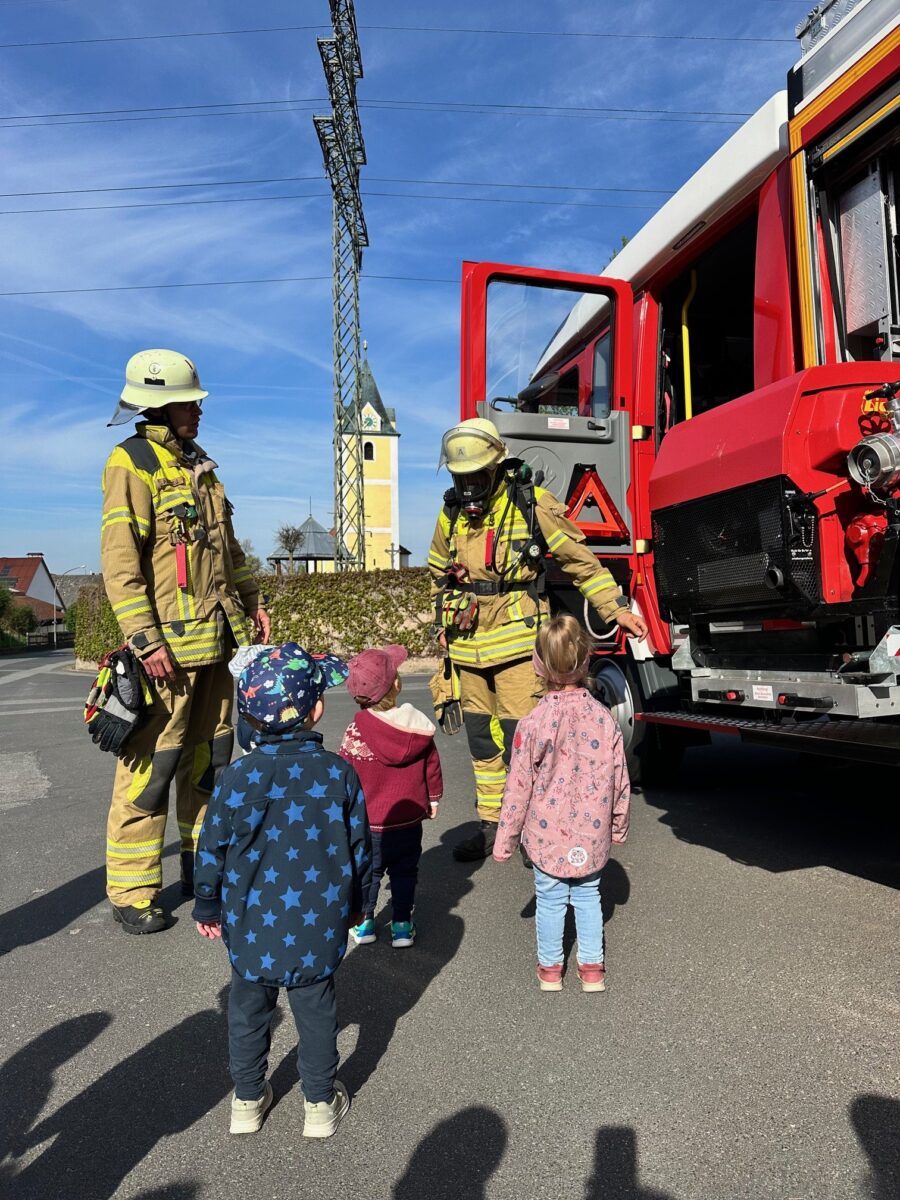 Kinderkrippe „Pfützenhüpfer“ erlebt Abenteuer bei der Feuerwehr