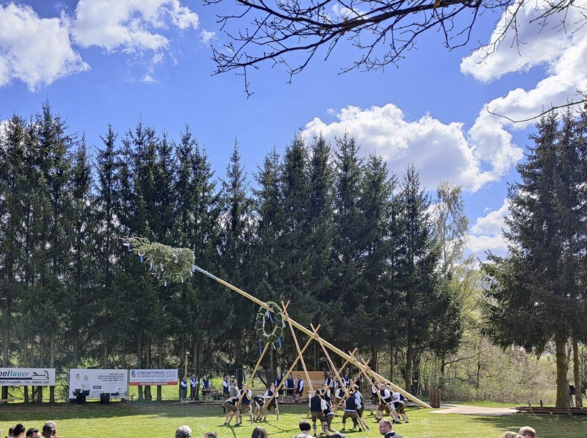 Jubiläum der Pressather Burschen: zum zehnten Mal wird der Maibaum aufgestellt