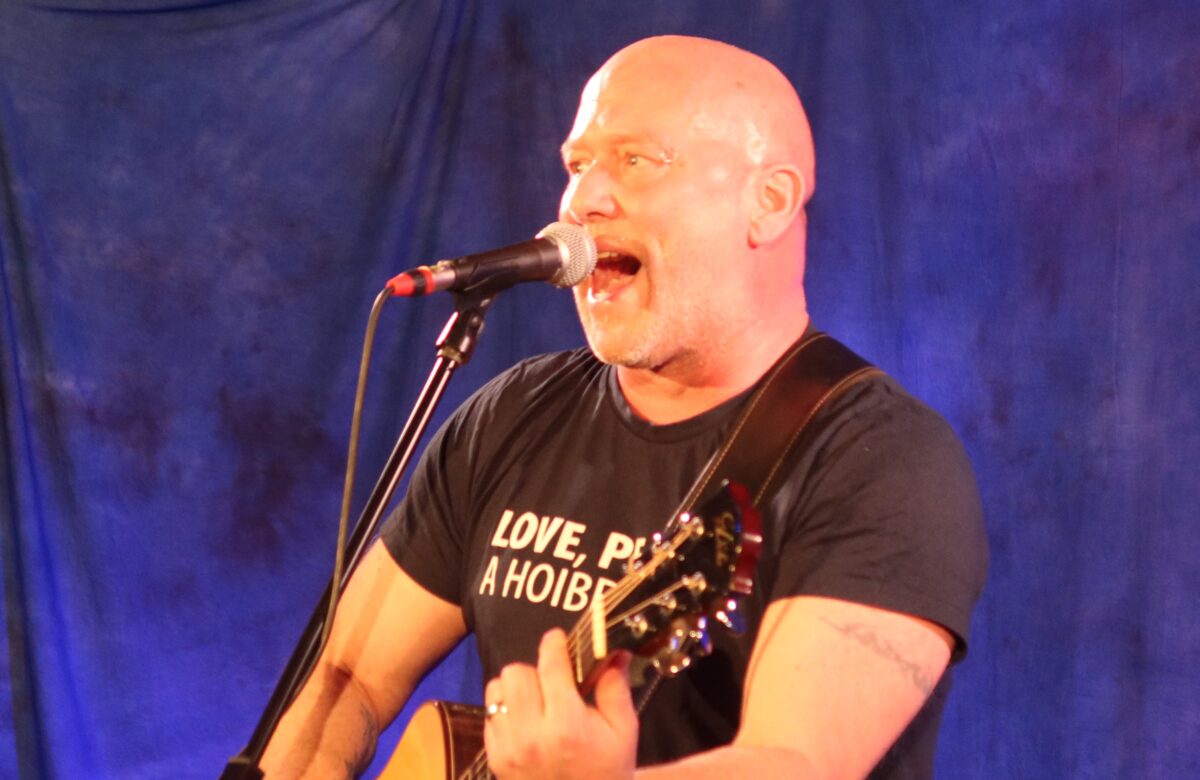 Michael Dietmayr singt im vollbesetzten "Kulturbahnhof"