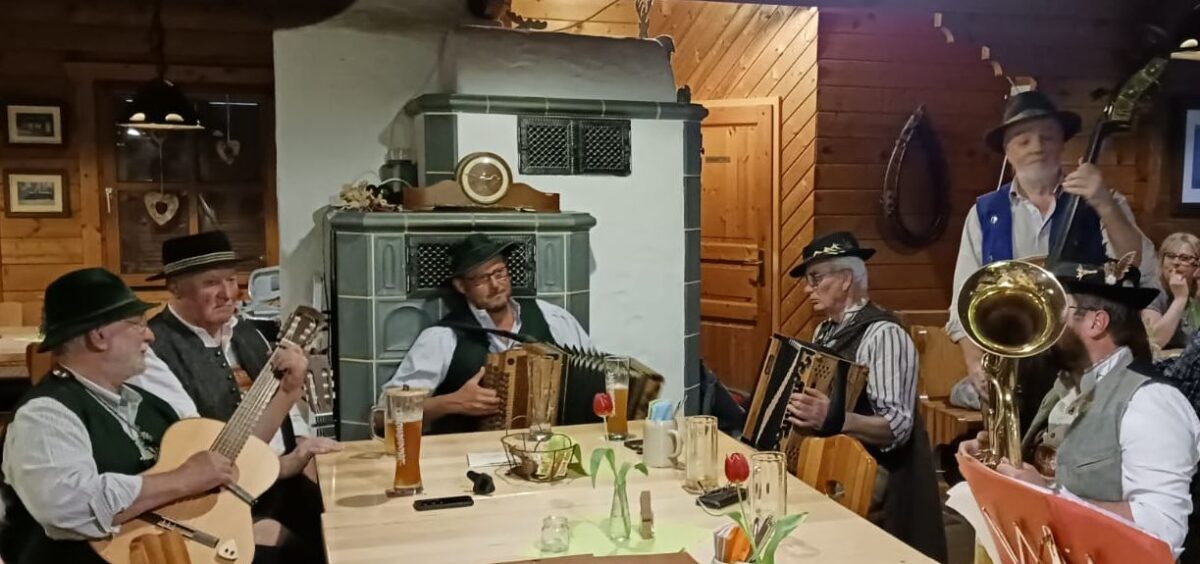 Musikanten treffen sich in der Strobelhütte