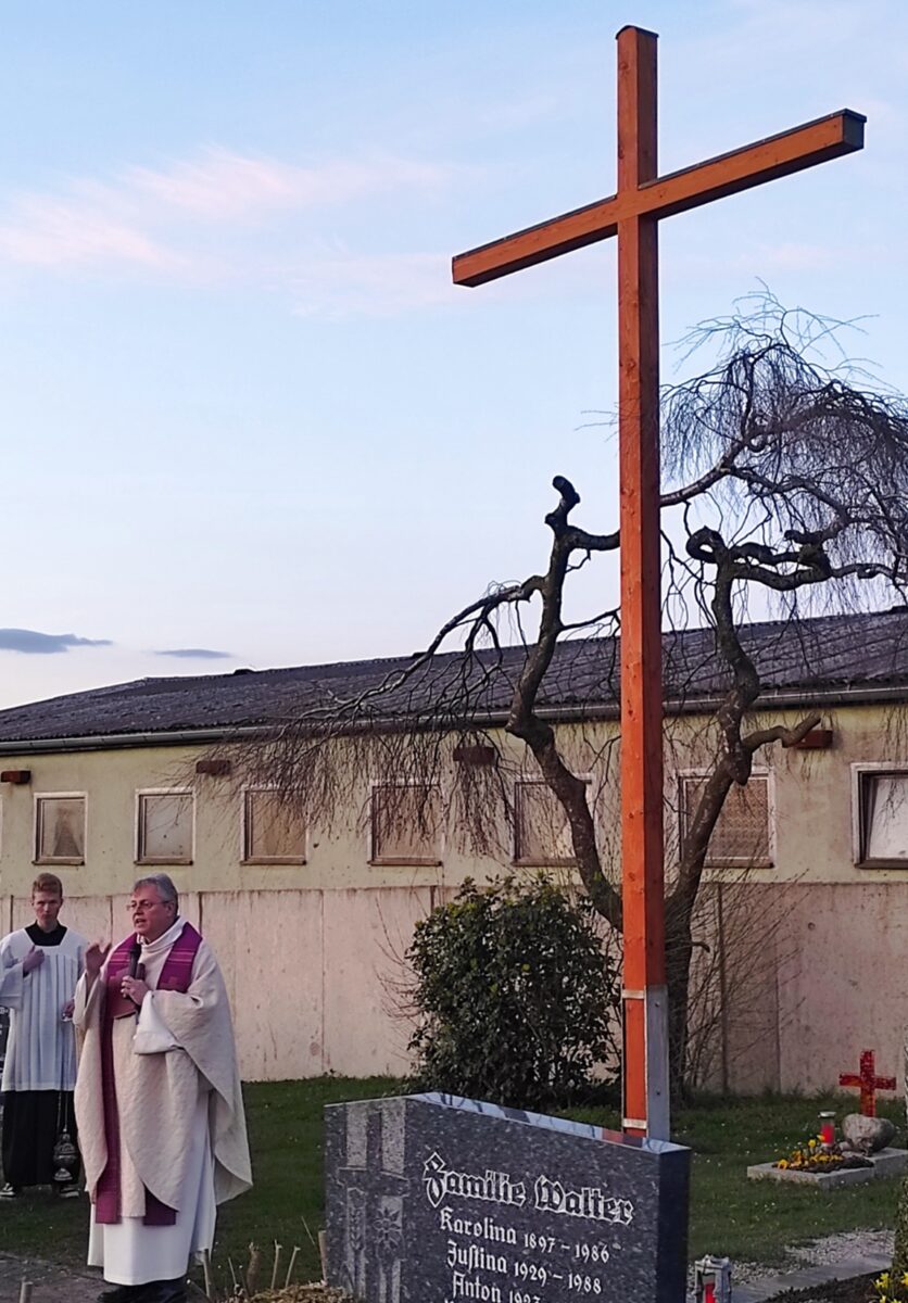 Neues Friedhofskreuz in Schlammersdorf gesegnet