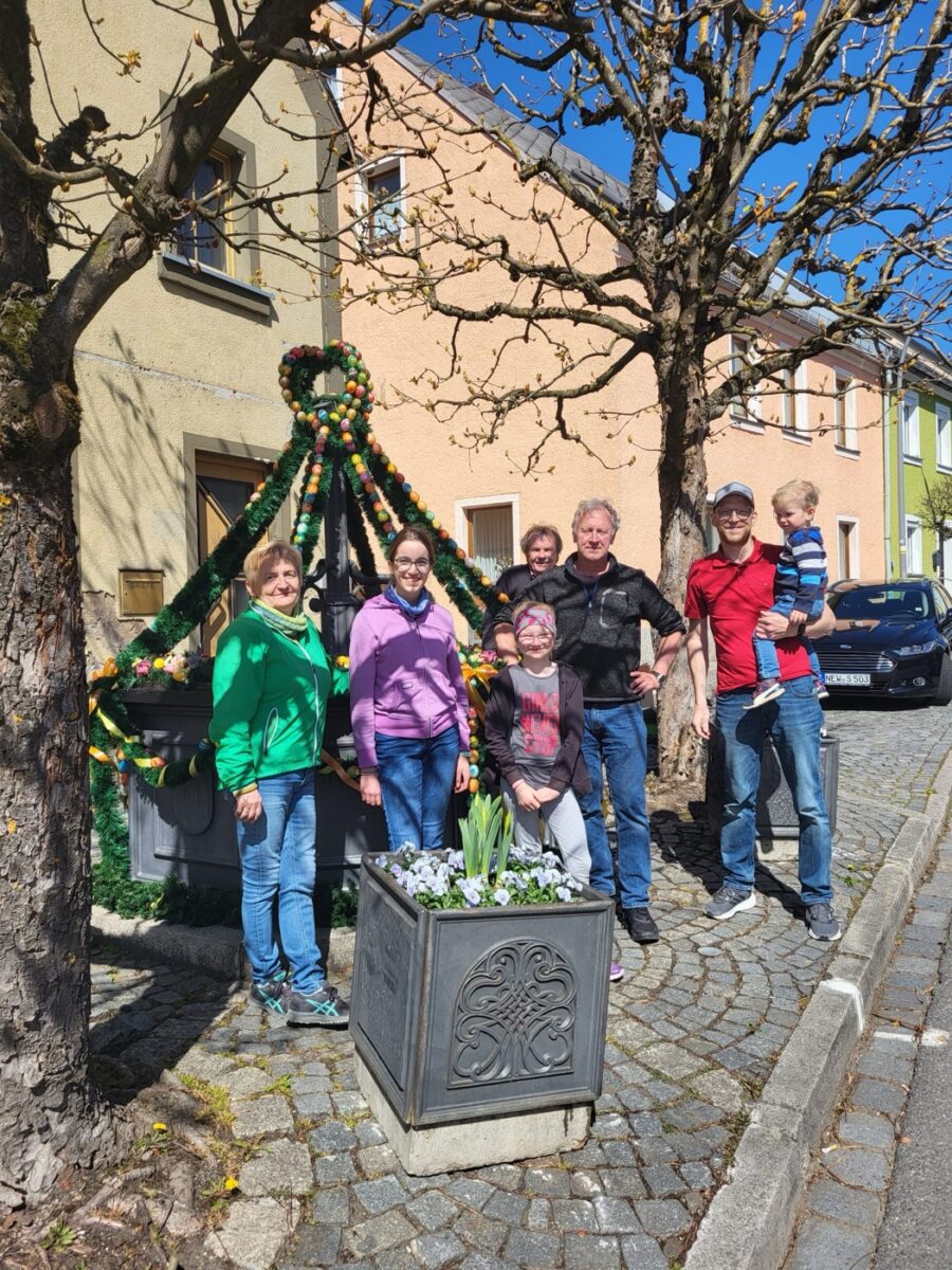 Neuhauser Siedler schmücken Osterbrunnen zum 40. Mal