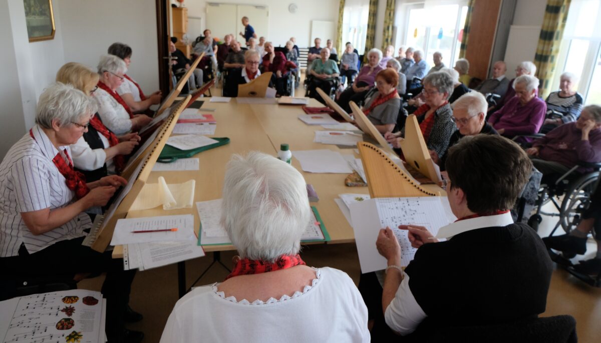 Veeh-Harfen-Konzert rührt Senioren