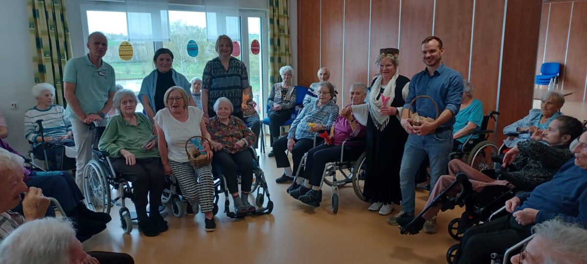 Osteraktion in Floß: FU besucht Seniorenheim