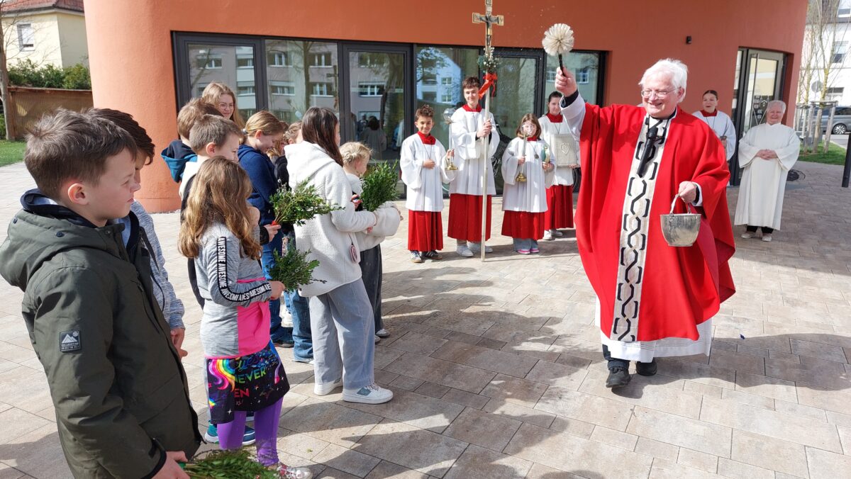 Große und kleine Christen feiern in Herz Jesu Palmsonntag mit Palmbuschen