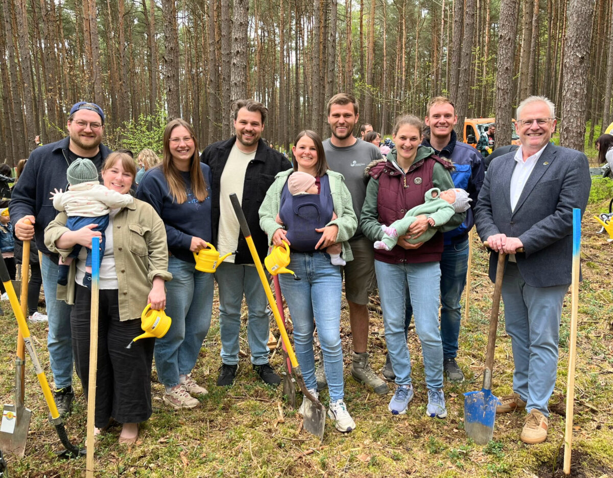Ein besonderes Willkommensgeschenk - Baumpflanzaktion für Neugeborene