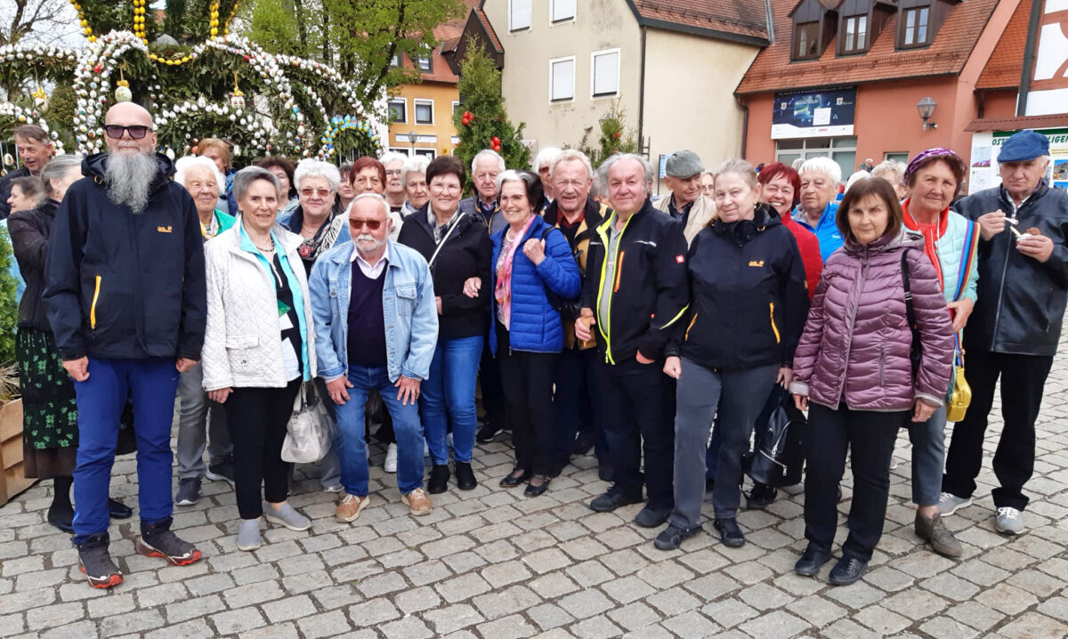 Senioren entdecken größten Osterbrunnen in Bieberach