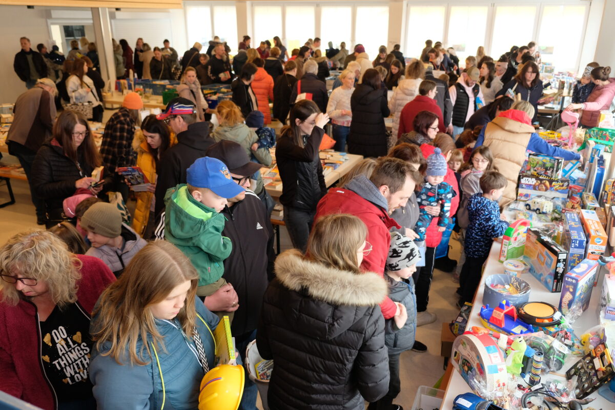 Über 5.000 Medien: Großer Andrang beim Flohmarkt in Speinshart