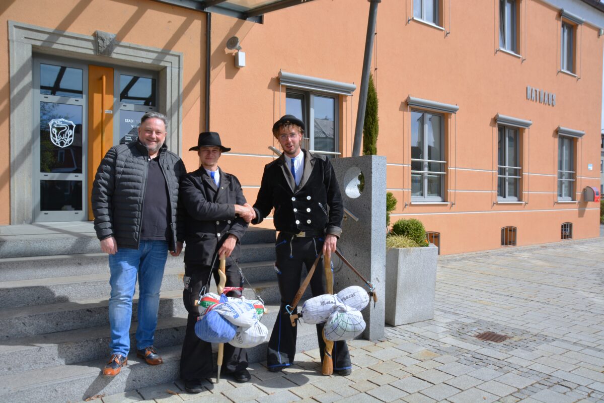 Wandergesellen zu Besuch im Teublitzer Rathaus