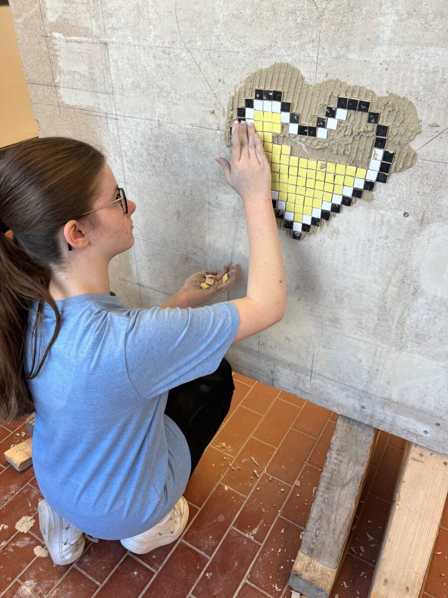 Mädchen verfugt Mosaik am Girl's Day