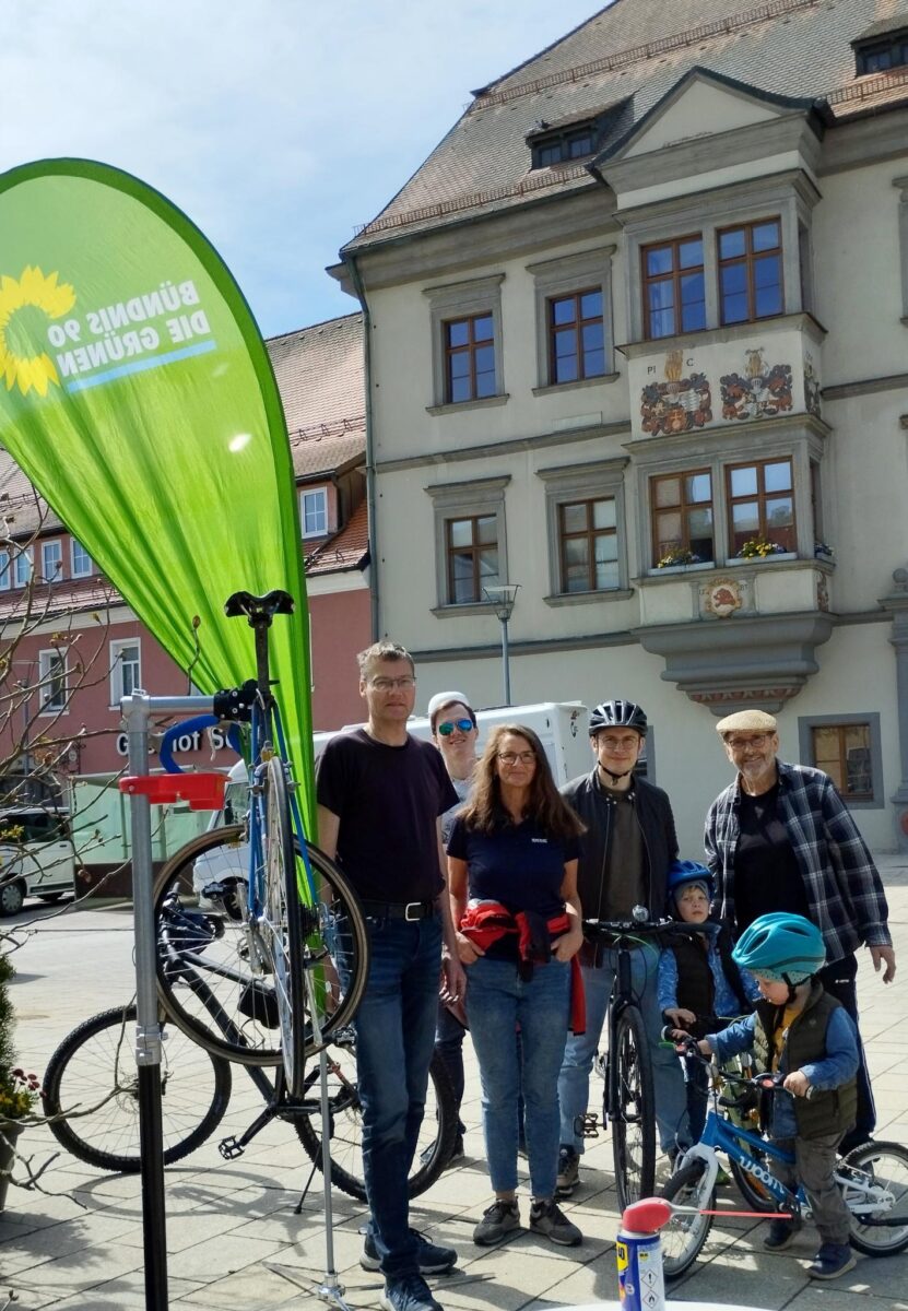 Grüne zeigen, wie das Fahrrad startklar für die Saison wird