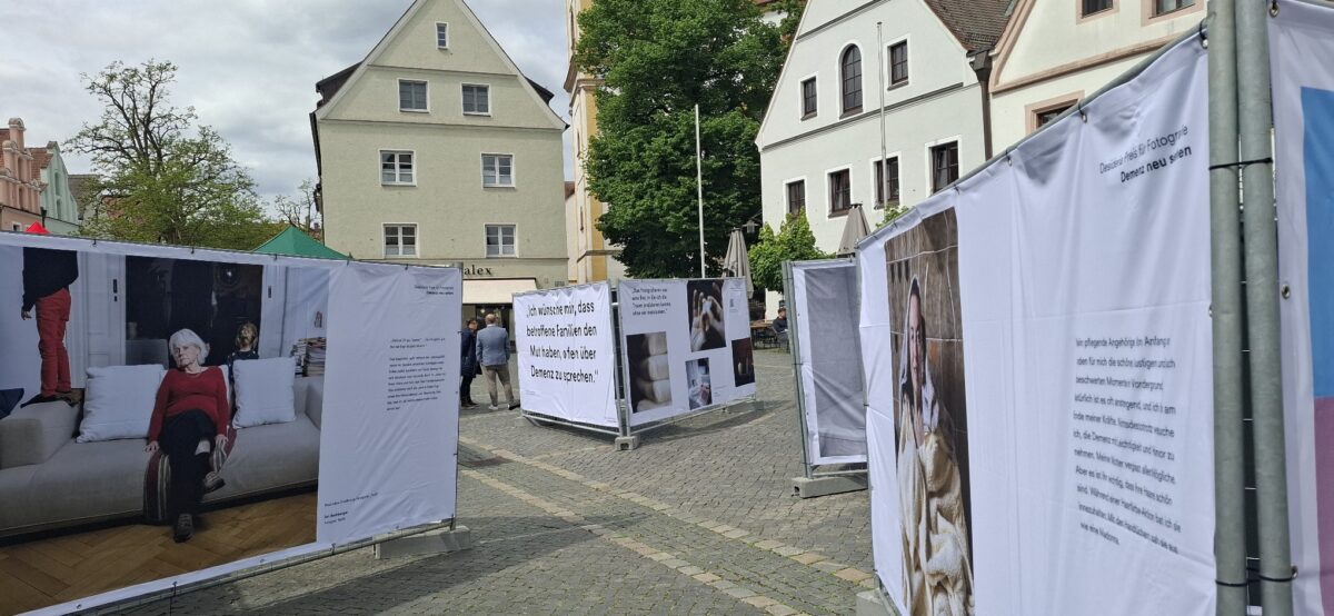„Demenz neu sehen“ – Open-Air-Fotokunstausstellung in Weiden macht auf das Thema Demenz aufmerksam
