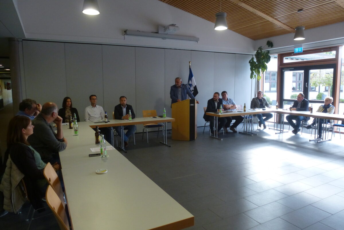 Bürgermeister Biller richtete im Beisein von Gemeinderäten und Führungskräften der Verwaltung den Blick nach vorne. Foto: Siggi Bock