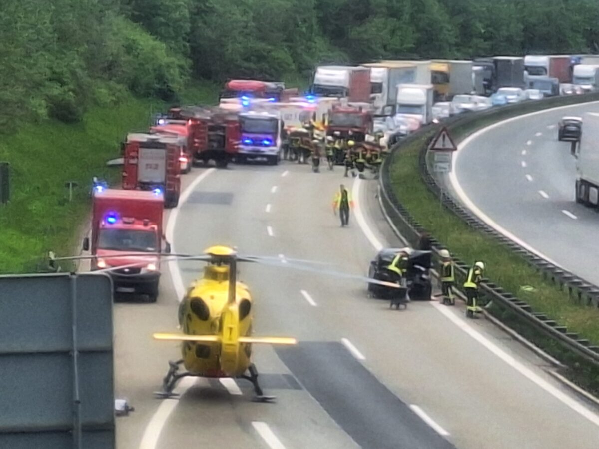 Schwerer Unfall auf der A6 bei Vohenstrauß: Vollsperrung nach Überschlag