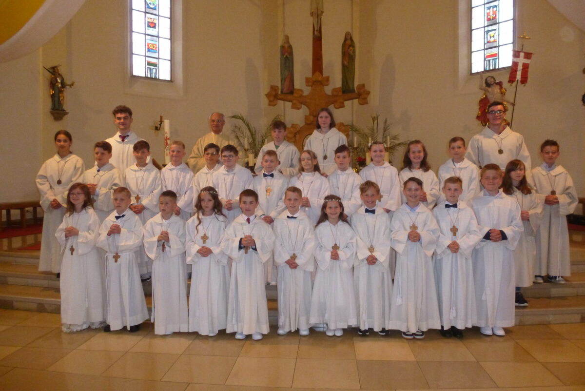 22 Kinder feiern besondere Erstkommunion