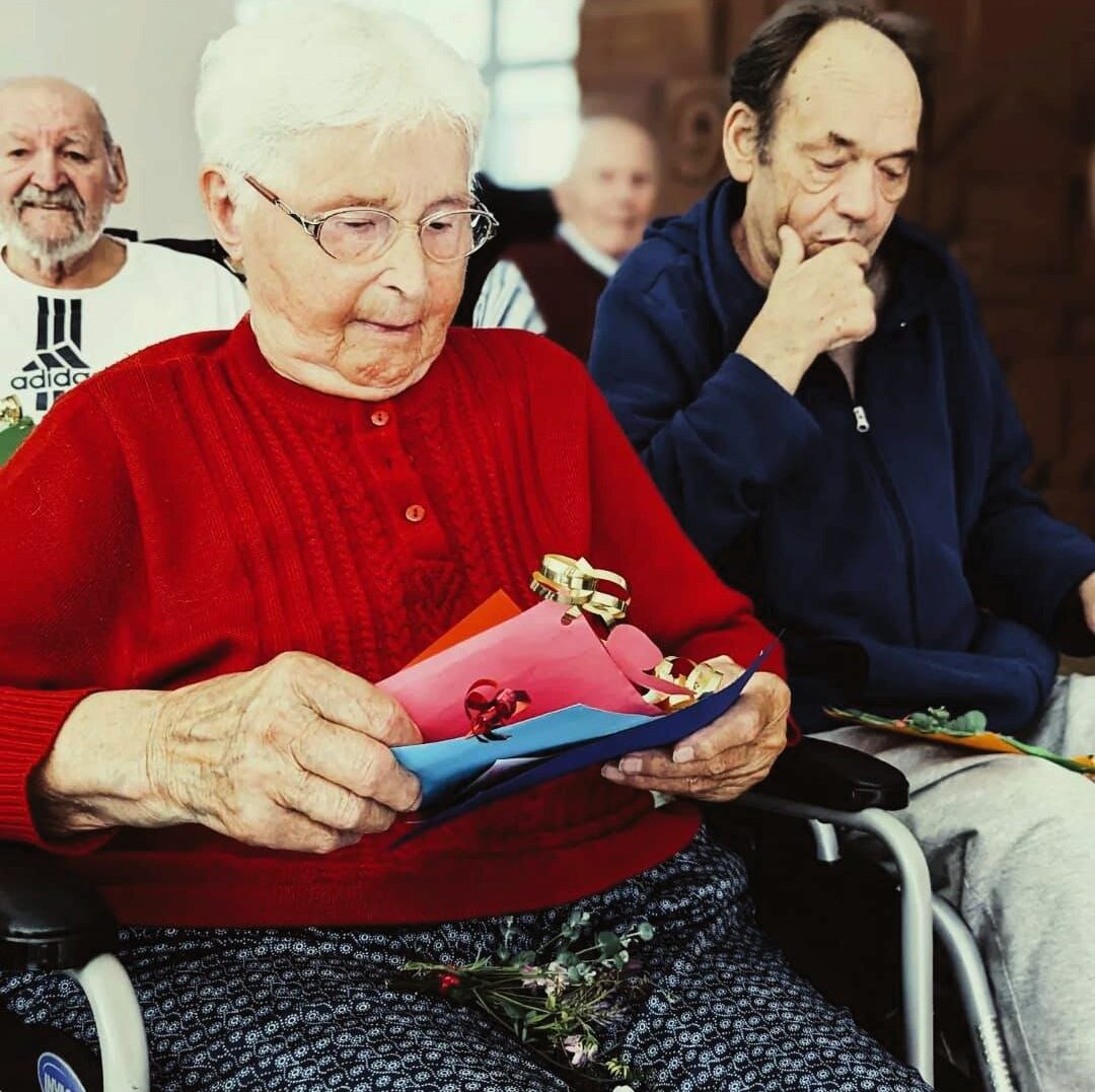Die Grundschule überreichte den Senioren selbstgebastelte Karten 2.jpg