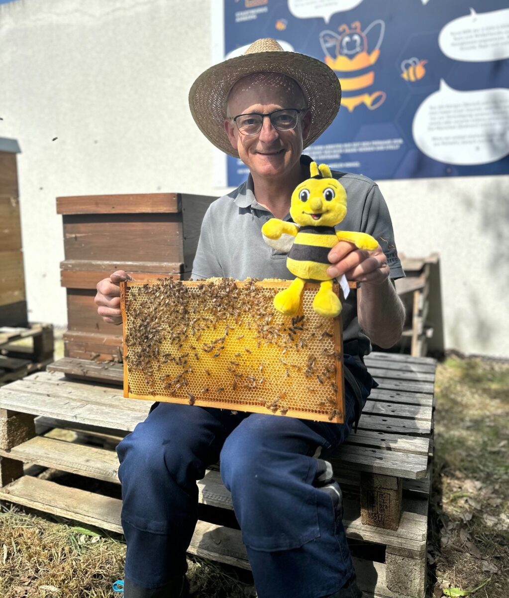 Stadtwerke Amberg-Imker Michael Schanderl mit seinen SWAmbies_Bienchen_.jpg
