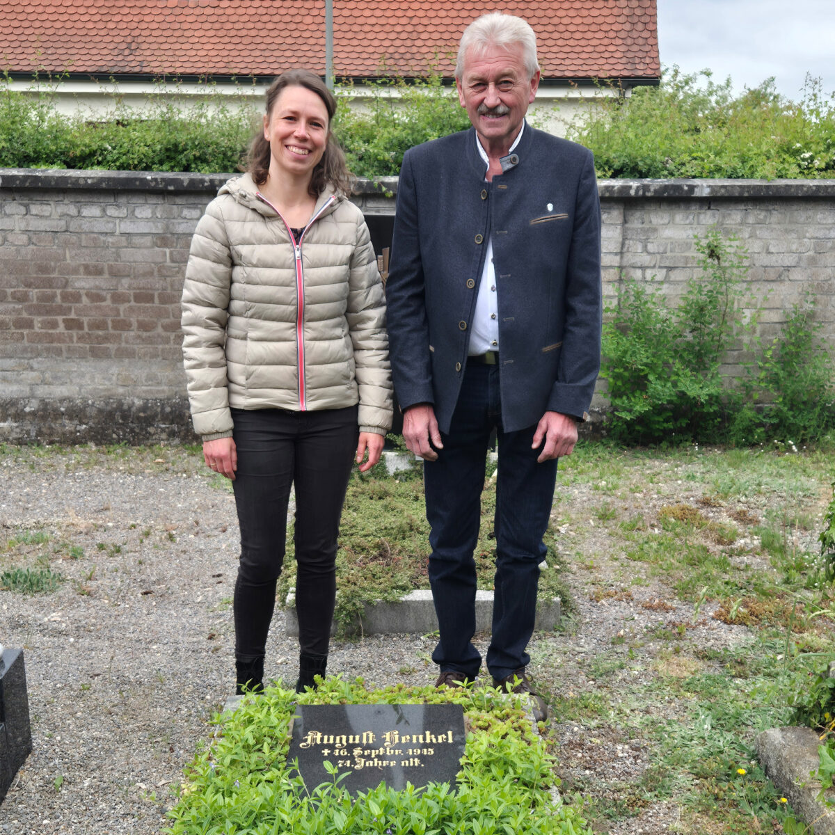 August Henkels Grab in Maxhütte-Haidhof neu vergoldet