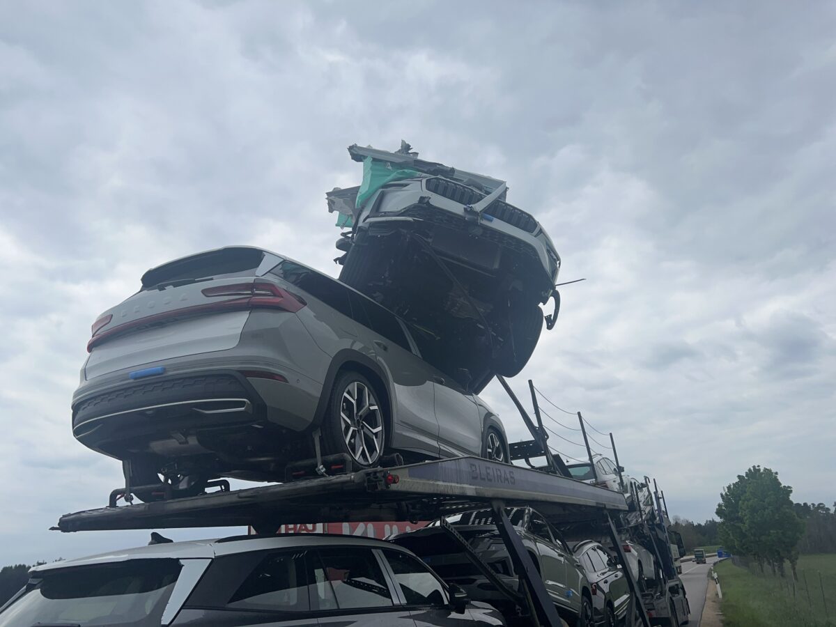 Autotransporter kollidiert mit Brücke auf der A6