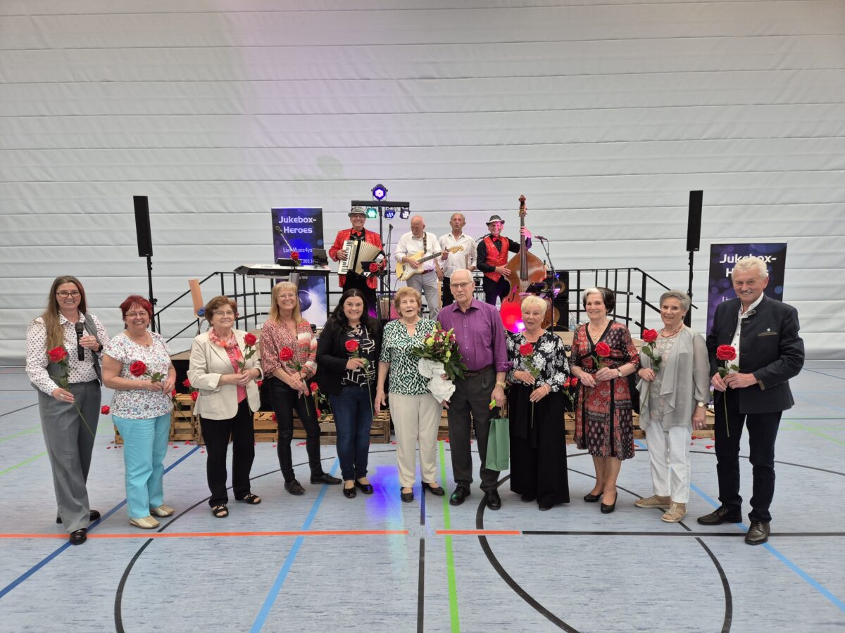 Rosenball 2025 in Maxhütte-Haidhof begeistert Senioren