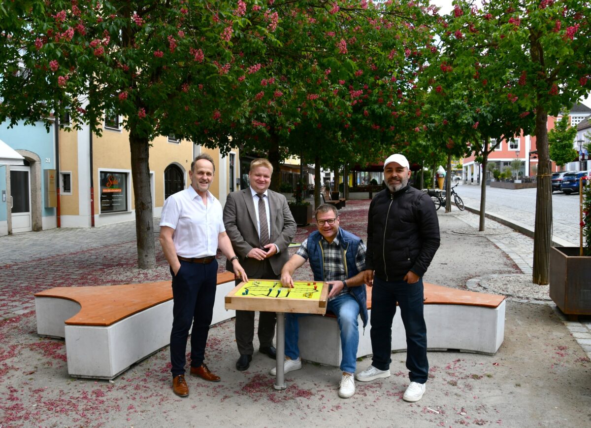 Burglengenfeld belebt mit neuen Sitzflächen den Marktplatz