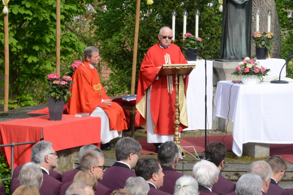 Kreuzbergfest Pleystein trotzt Temperatursturz