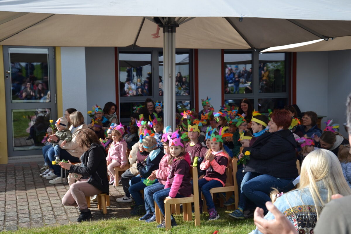 KiTa Don Bosco feiert bayerische Vogelhochzeit in Vohenstrauß