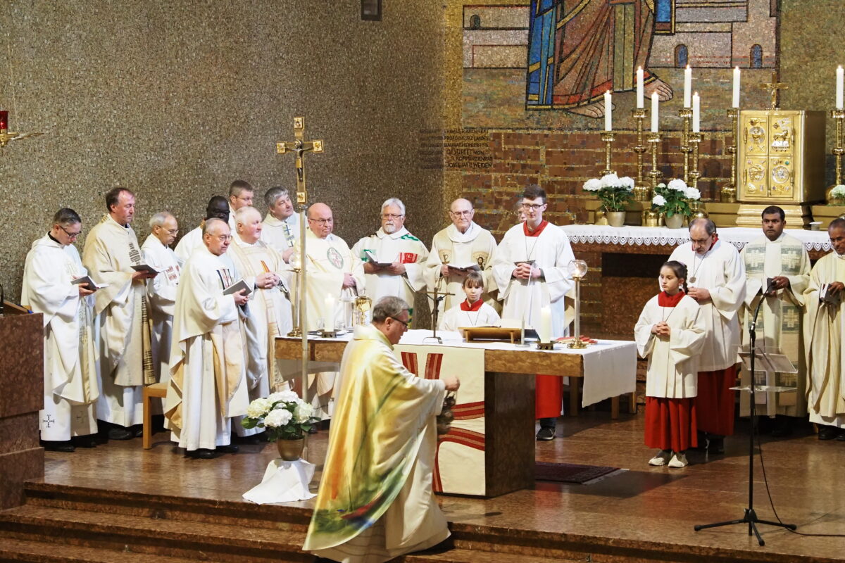 Zuhören und offen sein für Fragen säkularer Zeitgenossen