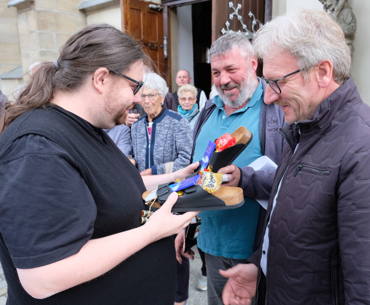 Birkenstock-Verwöhnschlappen und Socken zum 40. Geburtstag des „Seelenmasseurs“