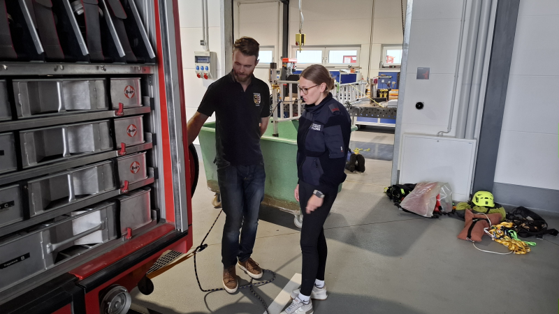 Feuerwehrleute trainieren für Sicherheit bei Höheneinsätzen