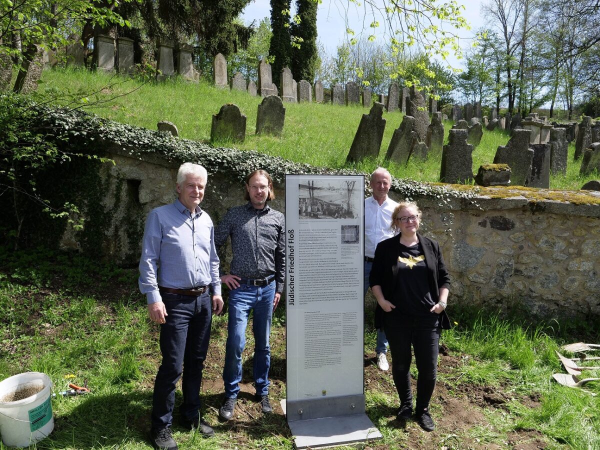 Floß bereichert um historische Informationstafeln