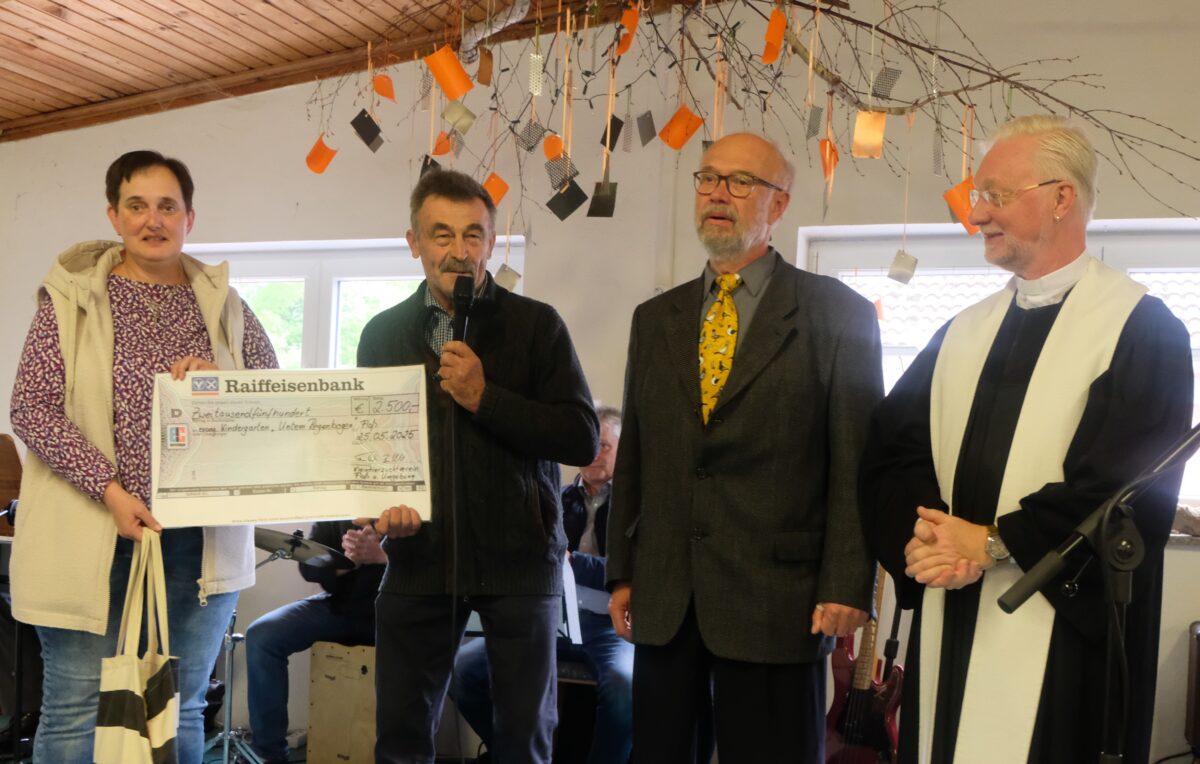 Floßer Kleintierzüchter unterstützen Kindergarten mit 2.500 Euro