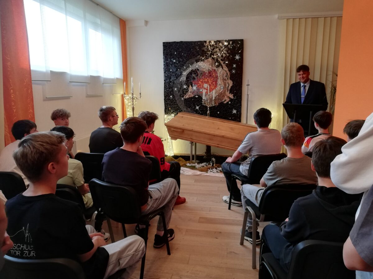 Schüler erkunden Beruf: Was macht eigentlich ein Bestatter?