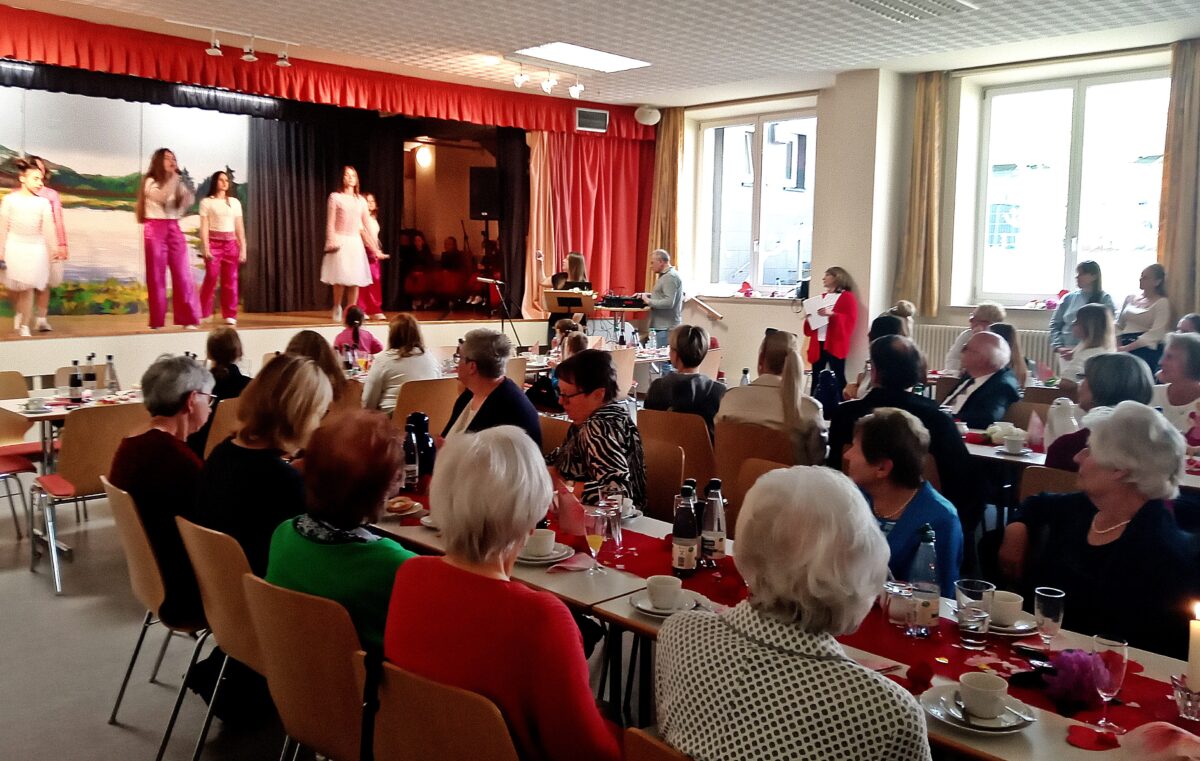 Schirmitz feiert berührenden Muttertag mit Chor "Malinka"