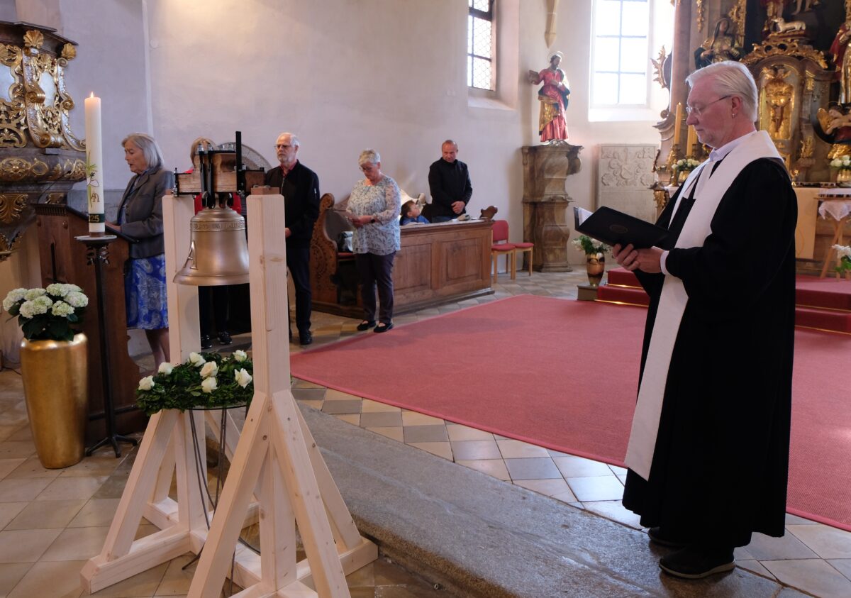 Friedhofsglocke in Floss feierlich geweiht