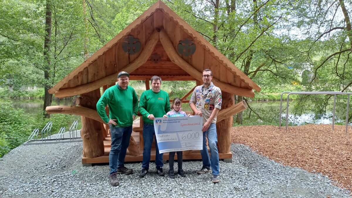 Garten Punzmann spendet 6.000 Euro an Pfadfinderstamm Windischeschenbach für Spielplatz