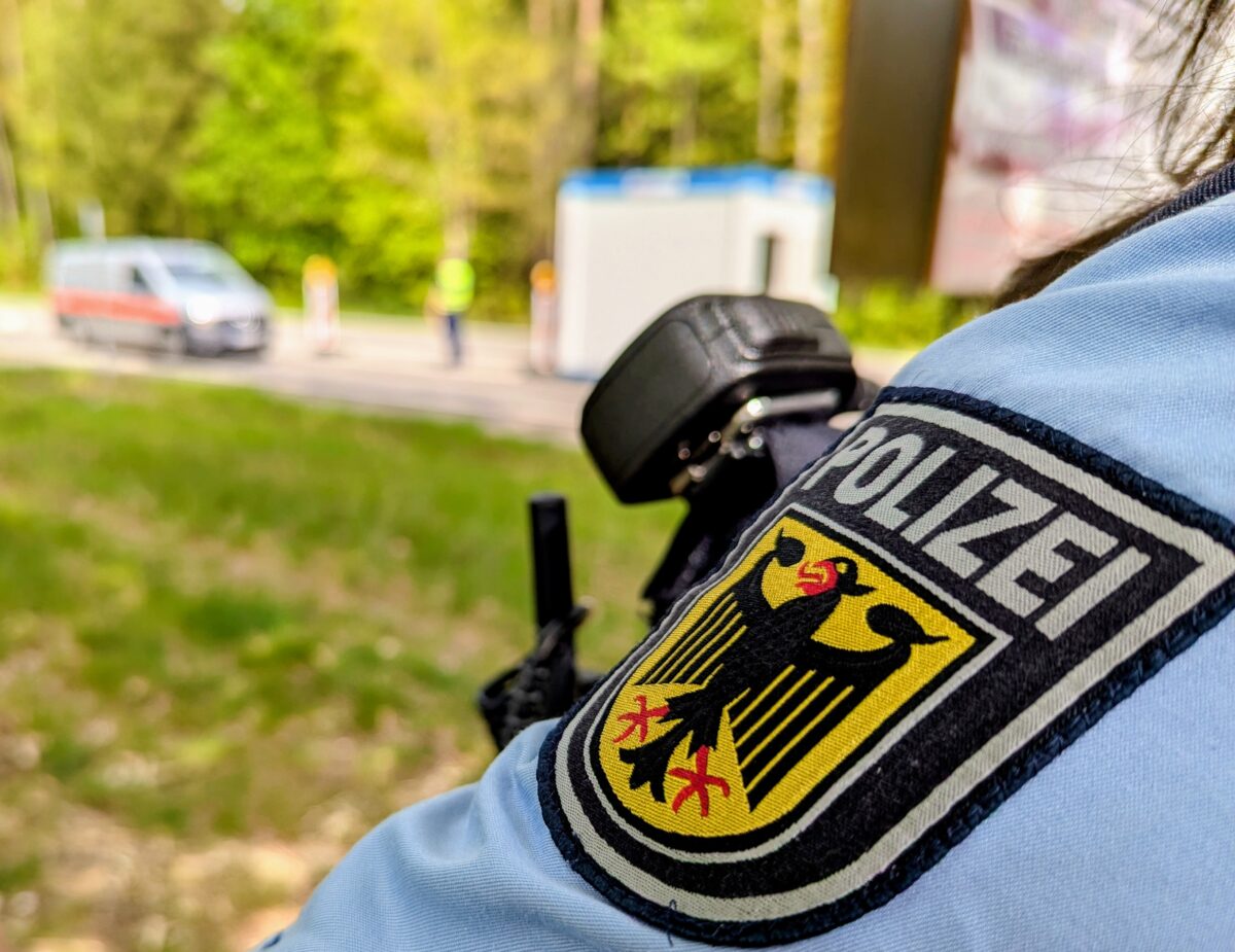 Polizei stellt in Waidhaus 240 Böller sicher, Haftbefehl bei Wernberg-Köblitz
