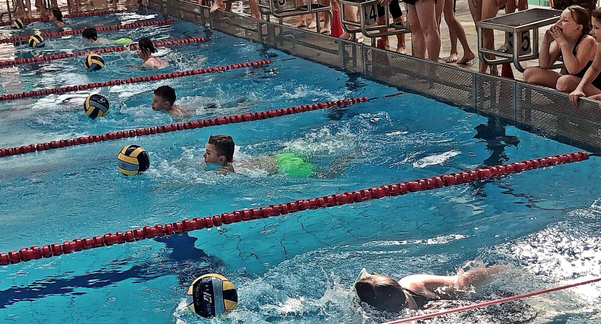 Begeisterung pur beim Grundschulwettbewerb Schwimmen in Weiden