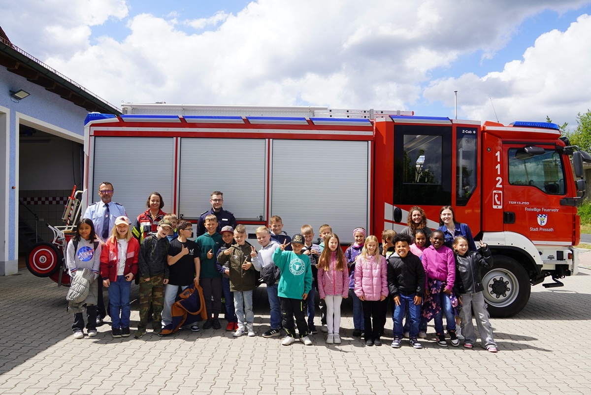 Pressather Schüler besuchen die Feuerwehr