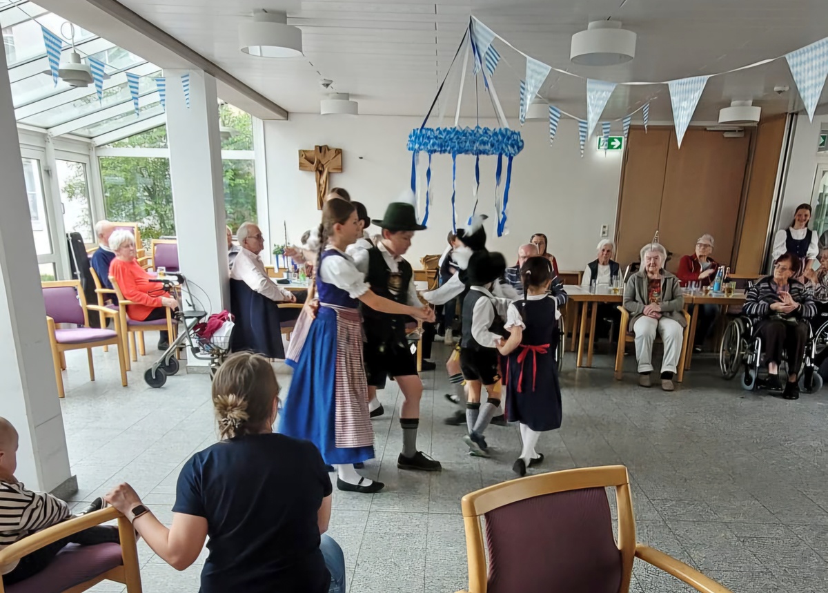 Maifeier im Caritas-Seniorenheim Pressath: Musik, Gemeinschaft und großzügige Spende