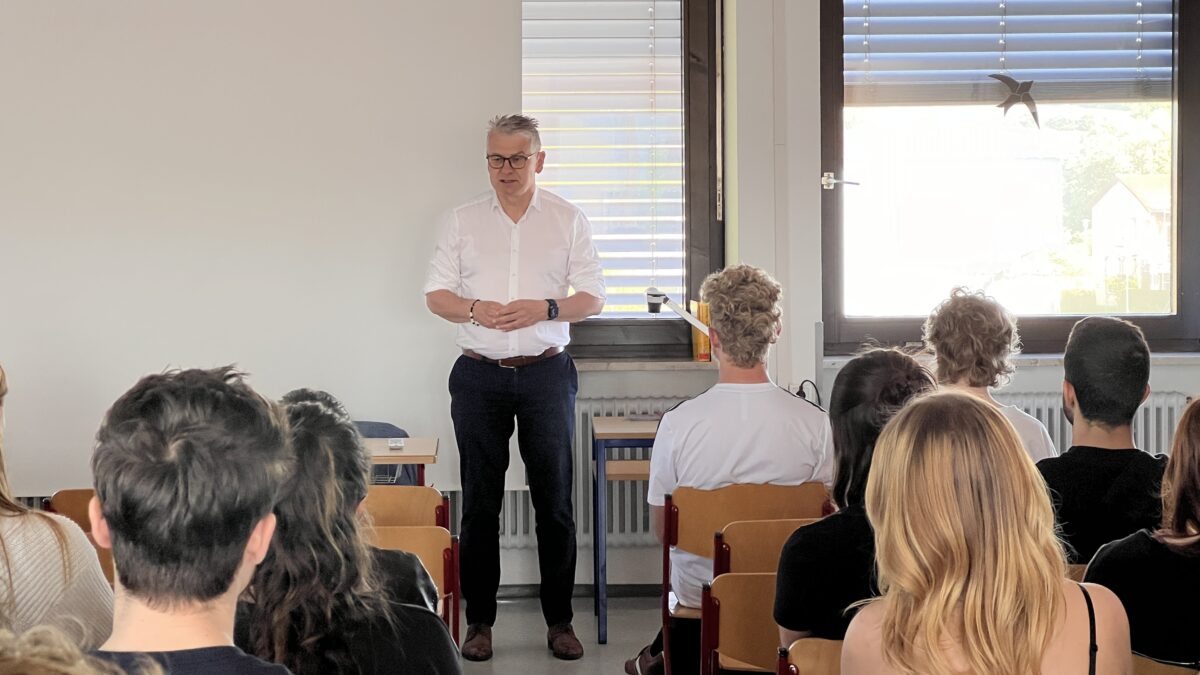 MdL Scharf diskutiert Bildung mit Gymnasium Nabburg