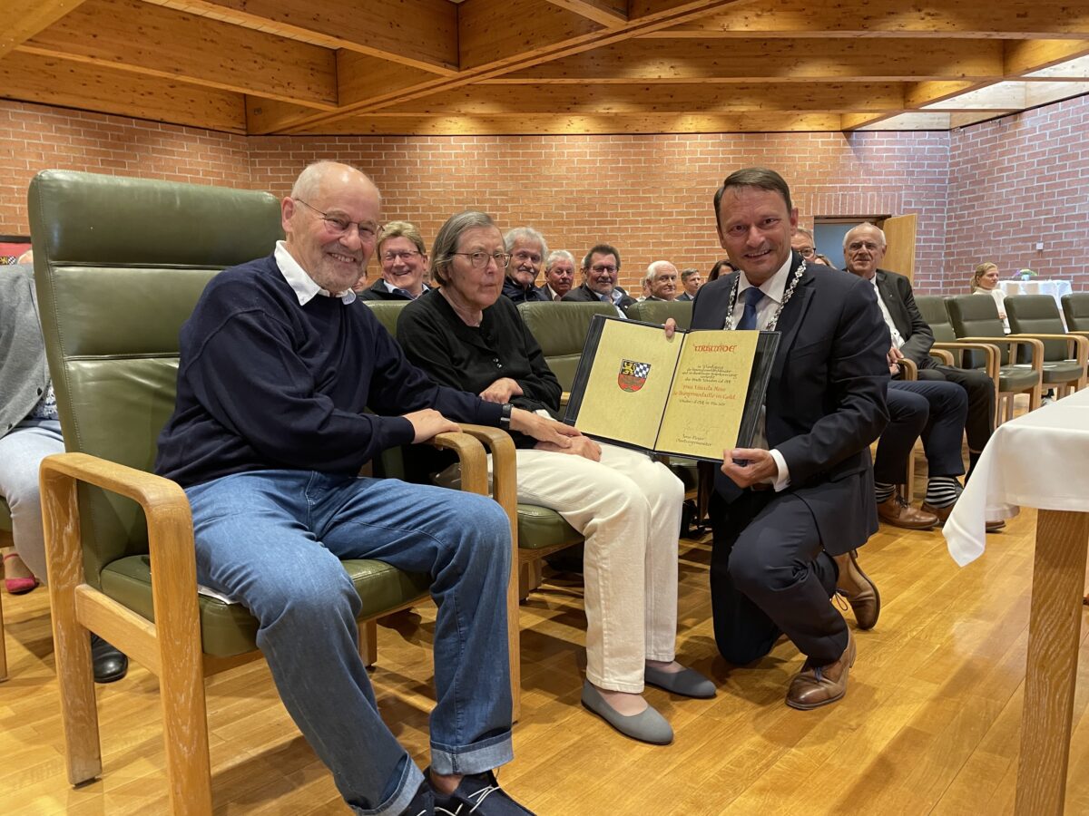 Goldene Bürgermedaille für Ehepaar Hess:   Flüchtlingskindern eine Perspektive gegeben