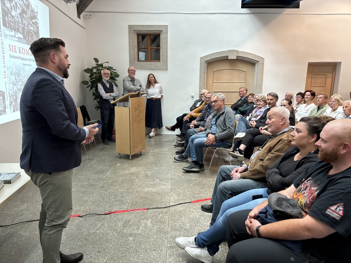 Volles Rathaus bei Lesung zum Kriegsende - Historische Fotoserie von Neustadt/WN
